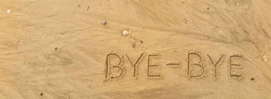 砂浜に「BYE-BYE」と書かれた文字
