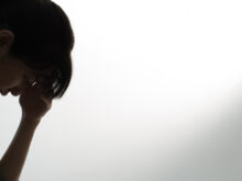 落ち込んでいる女性