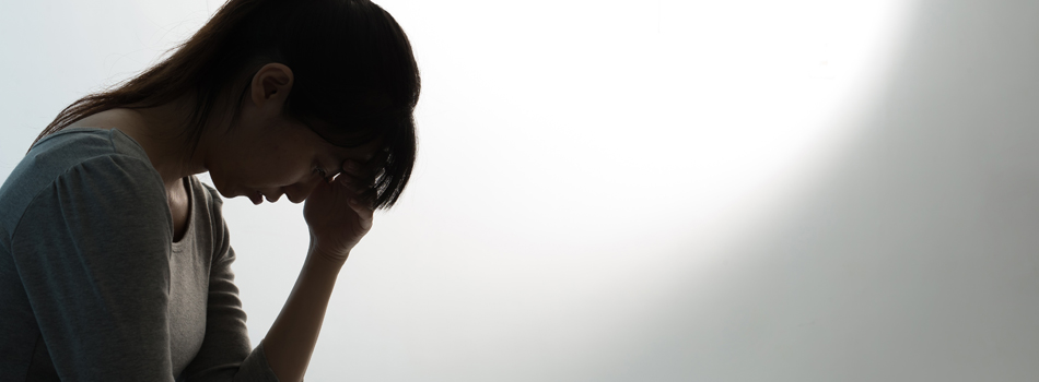 落ち込んでいる女性