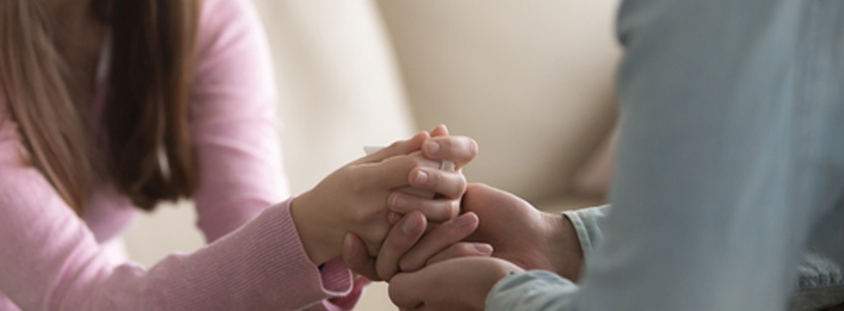 手を繋ぐ女性と男性