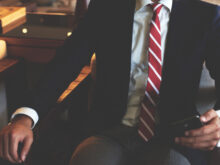 高級ホテルのロビーで座っているスーツの男性