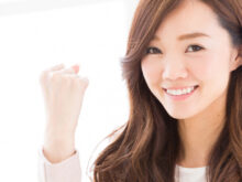 ガッツポーズをしている女性