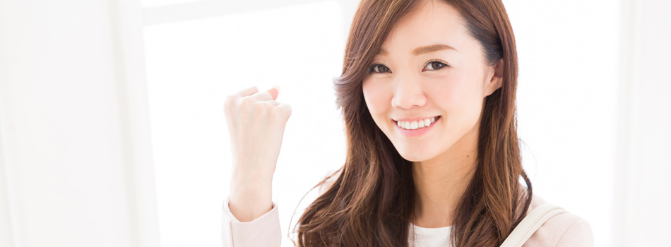 ガッツポーズをしている女性
