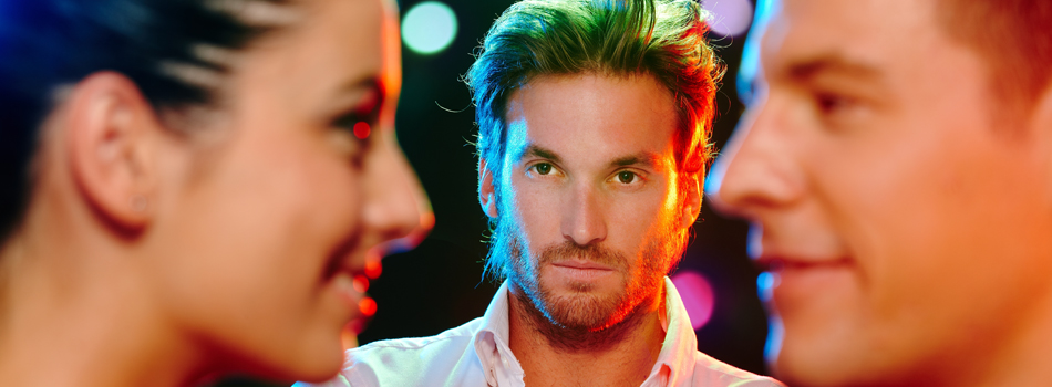 親密そうに話す男女を横から観察している男性