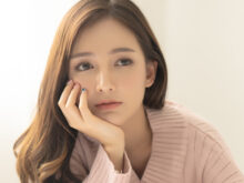 疲弊した表情の女性