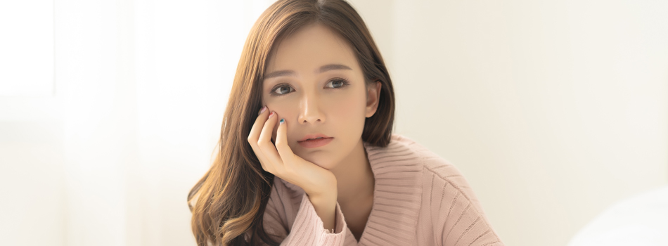 疲弊した表情の女性