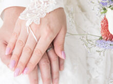 新郎新婦の重なり合う手