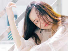 オーバーサイズの服を着た綺麗な女性