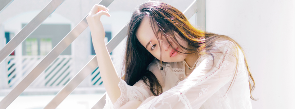 オーバーサイズの服を着た綺麗な女性