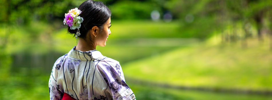 浴衣を着た女性の後ろ姿