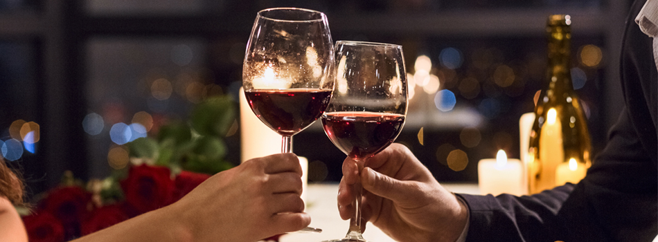 男女がワインで乾杯をしている様子