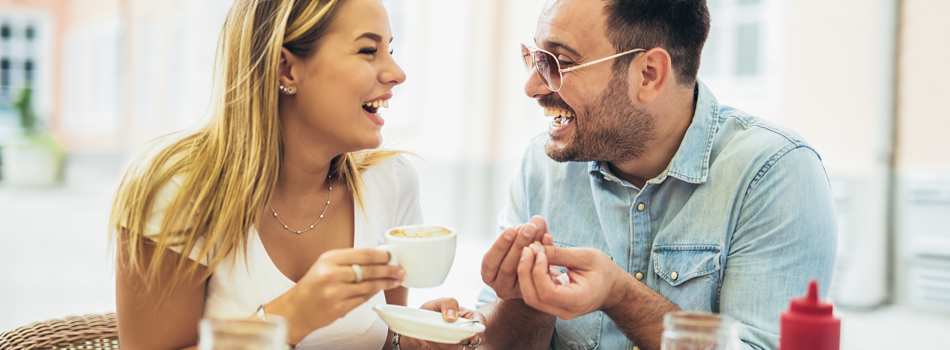 一緒に食事を楽しむ男女