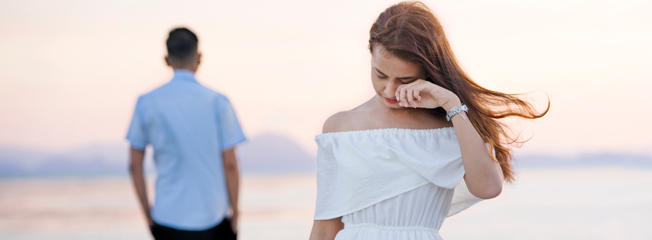 別れ際のカップル、泣いている女性と男性の背中