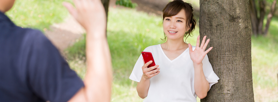 外で待ち合わせをしている男女