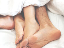 布団から足がはみ出てる男女