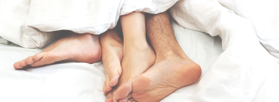 布団から足がはみ出てる男女