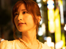 ネオンに照らされた美女