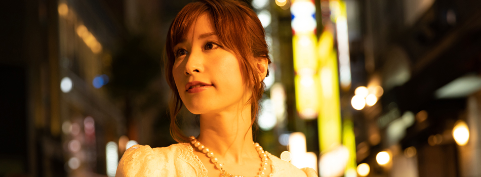 ネオンに照らされた美女