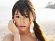 ビーチでこちらを見てくる女性