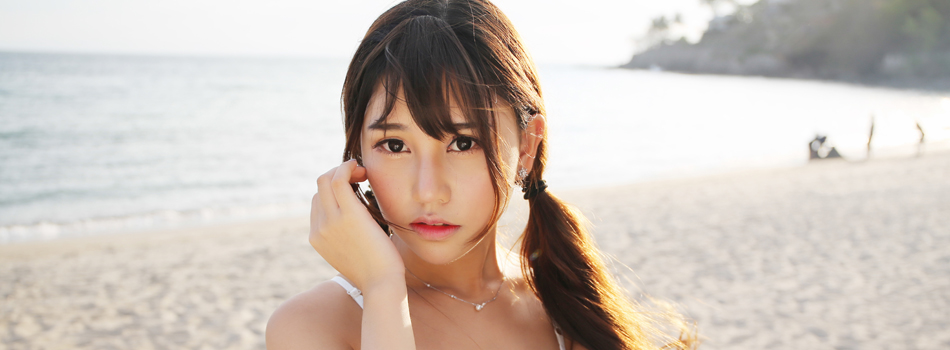 ビーチでこちらを見てくる女性