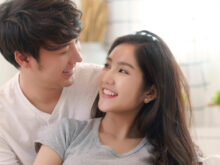 女性を後ろから抱き締める男性