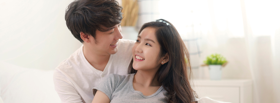 女性を後ろから抱き締める男性