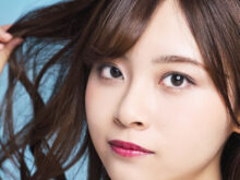 カメラ目線の美女