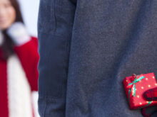 女性にサプライズでプレゼントを渡そうとしている男性