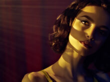 無機質な顔をした女性の銅像