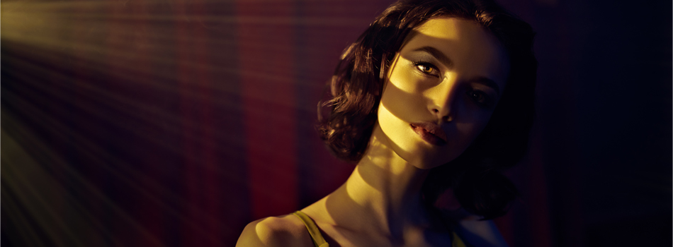 無機質な顔をした女性の銅像