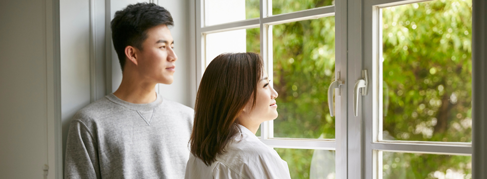 外を眺めるカップル