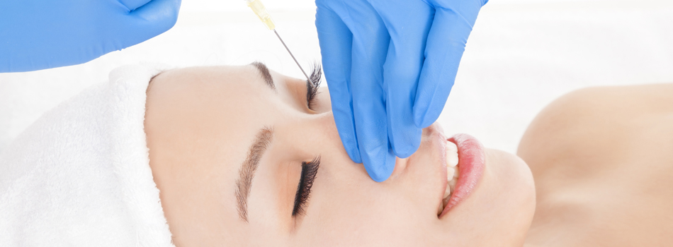 美容整形を受けている女性