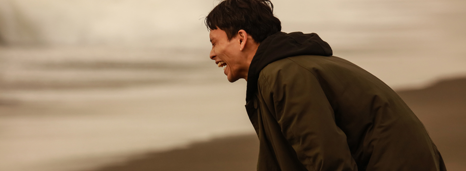 海で叫んでいる男性