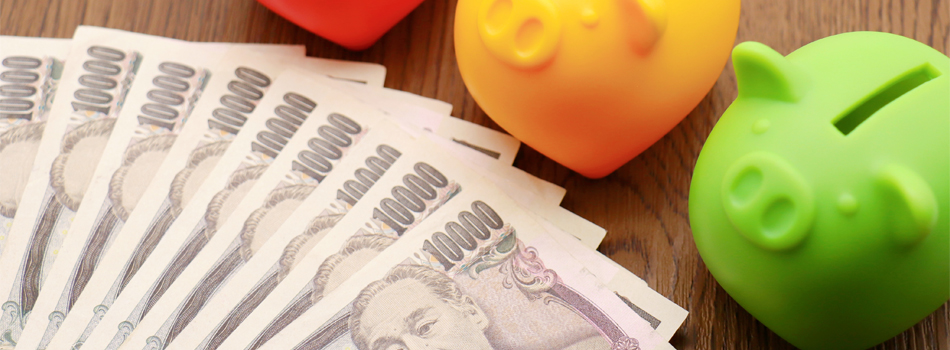 1万円札と貯金箱