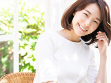 テラス席に居る笑顔の女性