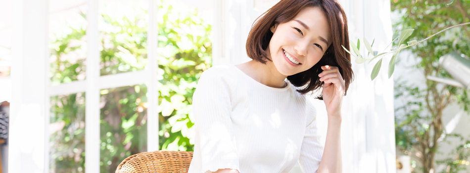 テラス席に居る笑顔の女性