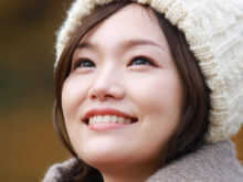 空を見上げる女性