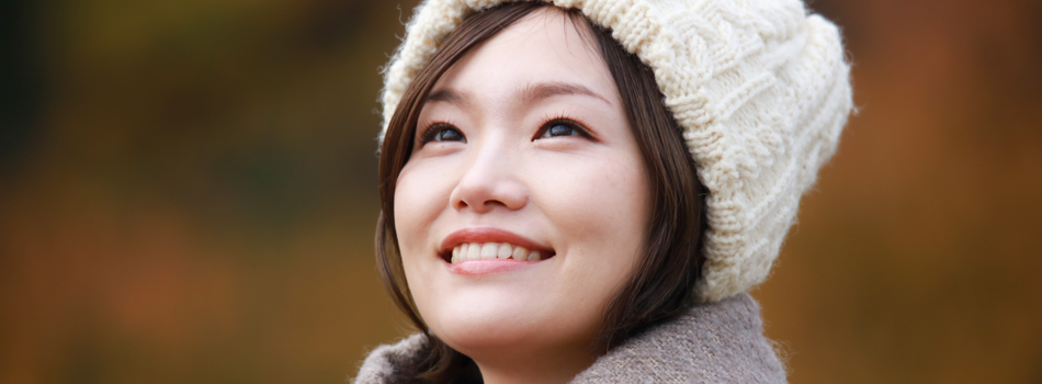 空を見上げる女性