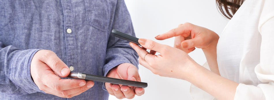 連絡先を交換する男女