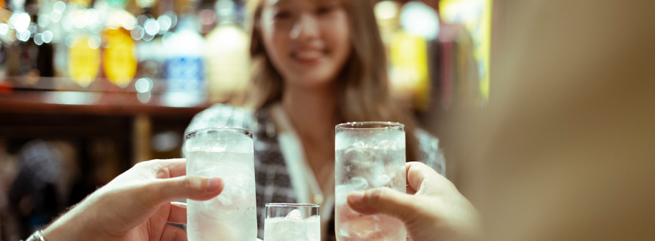 バーで乾杯をする3人