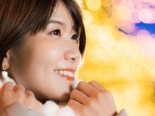 イルミネーションを見て感動している女性