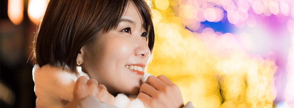 イルミネーションを見て感動している女性