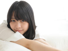 寝そべりながらこちらを見てくる女性