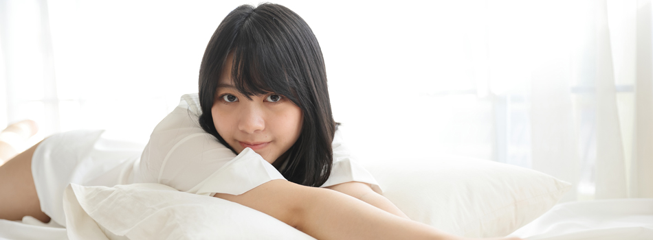 寝そべりながらこちらを見てくる女性