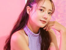 映える背景の前でポーズを取る女性