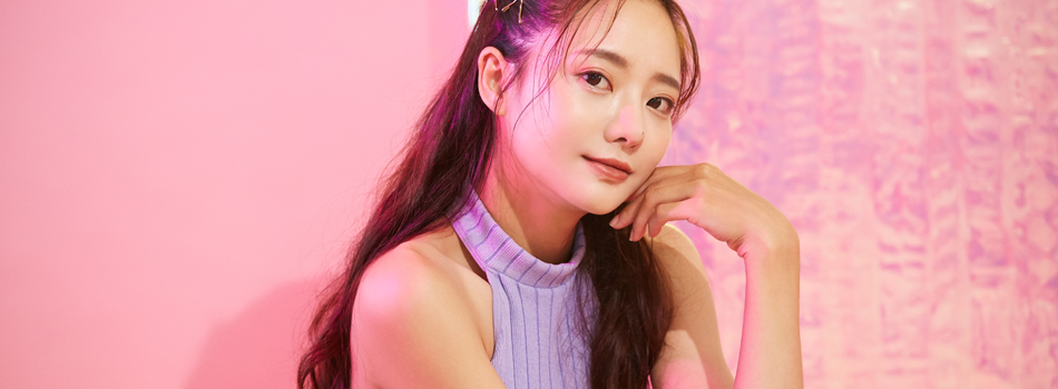 映える背景の前でポーズを取る女性