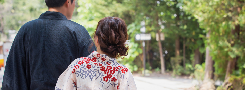 一緒に浴衣を着て外を歩くカップル
