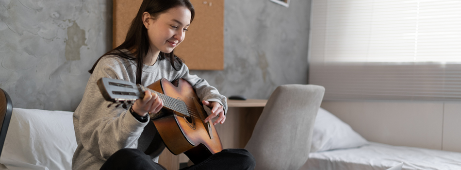ギターの練習をする女性