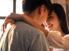 抱き合うカップル