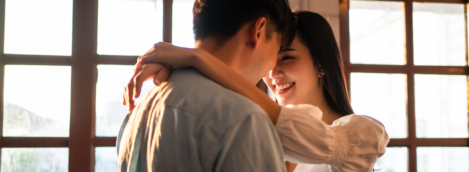 抱き合うカップル